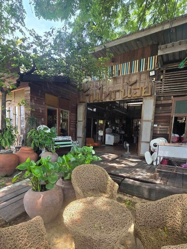 ครัวบ้านไทรน้อย กินในสวน มีคลอง เรือ เป็ด ปลา ครบ