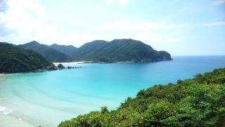 白色的沙灘和透明度極高的翡翠綠海水