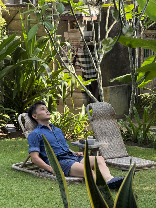 A Tranquil Garden Café in Jungut Batu
