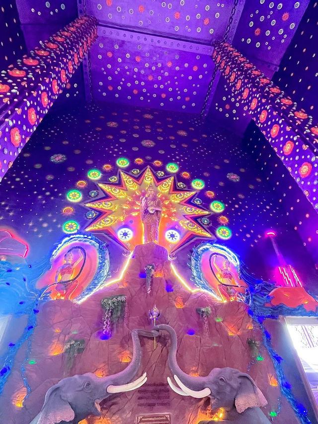 まるで夢の中。ラベンダー色に染まる神秘の寺院💜 #紫の寺 #ワットクラーンクローンワッタナラーム #美しすぎるタイ