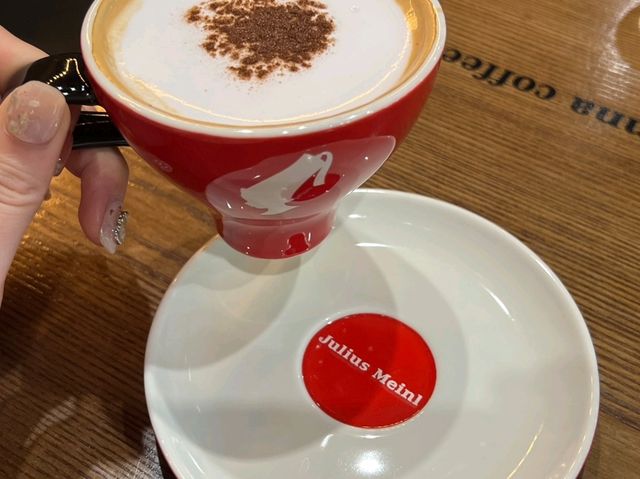 韓国/DMC★勉強や作業にピッタリ、カクテルメニューもある広々空間が魅力のカフェ！