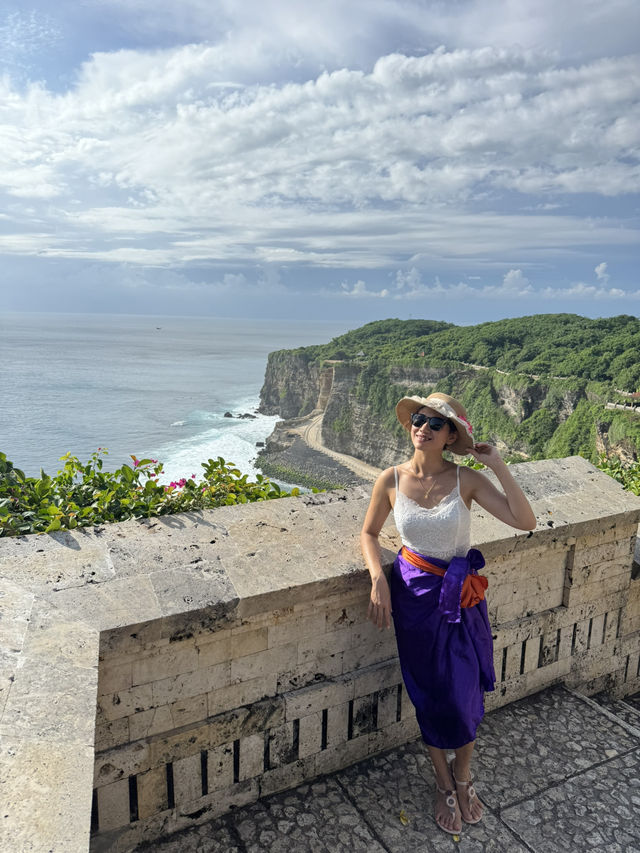 Uluwatu Temple: Stunning Views & Sneaky Monkeys!🐒