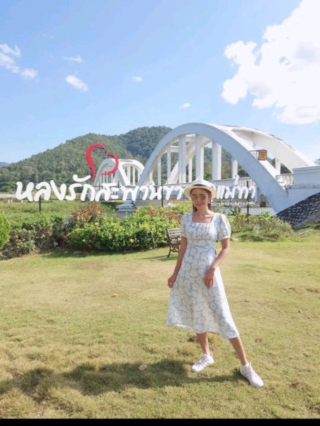สะพานขาวทาชมพู  ลำพูน