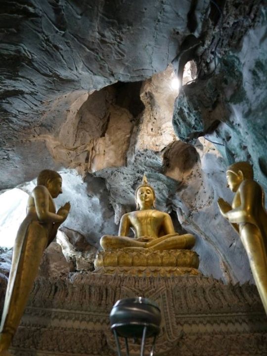 วัดถ้ำเขาย้อยเพชรบุรี