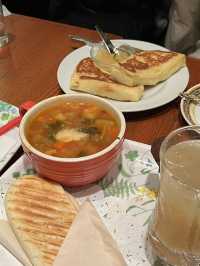 도쿄에서 만난 조용한 휴식처 – 카페 알리야 🍽️ 🥪 🫖