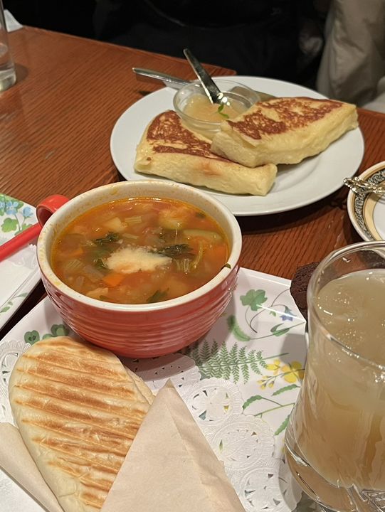 도쿄에서 만난 조용한 휴식처 – 카페 알리야 🍽️ 🥪 🫖