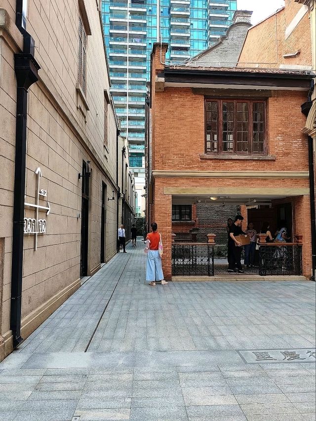 “Timeless Facades: West Nanjing’s Modern Heritage Walk”