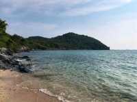 ชายหาดที่เล่นน้ำได้หนึ่งเดียวของเกาะ