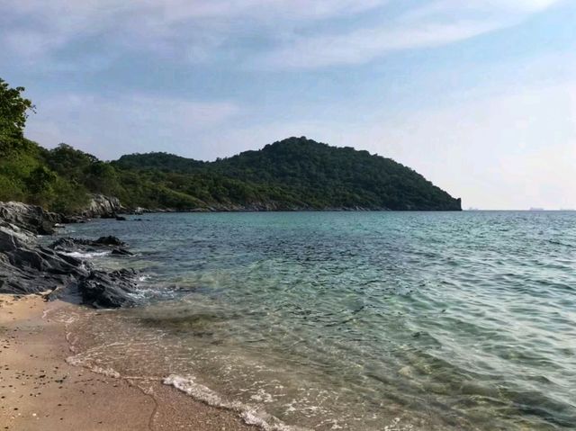 ชายหาดที่เล่นน้ำได้หนึ่งเดียวของเกาะ