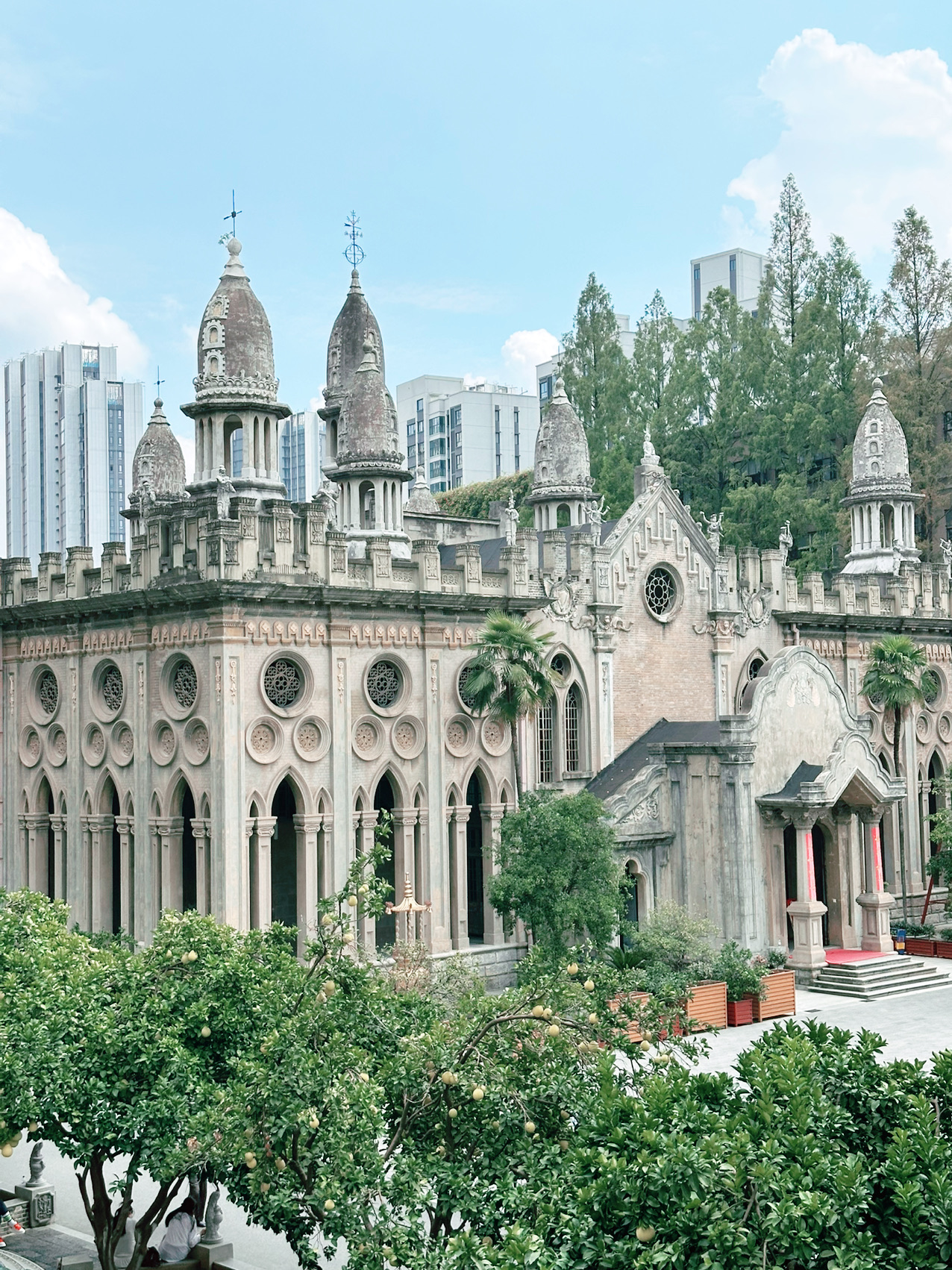 武漢古德寺以中西合璧嘅建築風格令人驚艷！呢度融合咗歐美教堂嘅尖塔同東方寺廟嘅莊重，外觀同室內氛圍都hyggeligt（超靜謐），係武漢市中心鬧市中遠離煩囂、沉澱心靈嘅首選。入寺後，彩色琉璃窗把陽光斑斕地灑落古樸佛像，好似歐洲古教堂+滿滿禪意，超級適合早晨或者午後陽光正好嘅時候慢慢行、影打卡美照📸。

🌈 遊玩路線推薦
從江岸區工農兵路入口進入，首先欣賞外牆尖頂設計，影樓外全景真係一流！然後慢慢行入主殿，唔好錯過寺內橫樑雕花同精緻佛像，每個細節都藝術感滿分。後面花園區超清幽，坐低hea一陣、放鬆心情真係chill爆。

📷 必玩項目+打卡位
1. 主殿：教堂尖頂x古樸佛像，中西美學大集合，影靚相sooo出片！
2. 彩窗：陽光透射玻璃，打卡夢幻光影，絕美！
3. 外牆走廊：石拱+柱子設計，漫步猶如歐洲老街。
4. 花園：環境清靜，文青必去放鬆角落。

🎒 遊玩小貼士
- 古德寺地址：武漢市江岸區工農兵路24號，交通方便，地鐵、公交直達。
- 開放時間：
  5月1日-10月31日：08:00-17:30（17:00停止入場）
  11月1日-4月30日：08:30-16:30（16:00停止入場）
  建議早啲去，避開人潮，享受靜謐氛圍。
- 入寺要尊重宗教禮儀，著返保守啲；拍照要留意唔好阻住人參拜，靜靜影最舒服。
- 建議揀晴天去，彩窗光線打卡效果最勁。
- 門票：¥558，有啲貴但真心抵！藝術+靈魂放鬆一take過。

🚨 注意事項
- 保持安靜，唔好喧嘩。
- 部分殿內區域唔比影相，記得睇清現場指示。
- 遇到宗教活動記得配合現場安排。

總結：古德寺絕對係武漢市區罕有嘅清靜角落，唔論為咗藝術、影靚相定靜靜hea住療癒心靈，都值得無限重遊～想感受中西合璧、追求寧靜嘅你，千祈唔好錯過！

#武漢古德寺 #建築美學 #心靈放鬆 #拍照打卡 