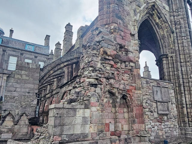 Holyrood Palace & Abbey : A Walk Through Royal History 
