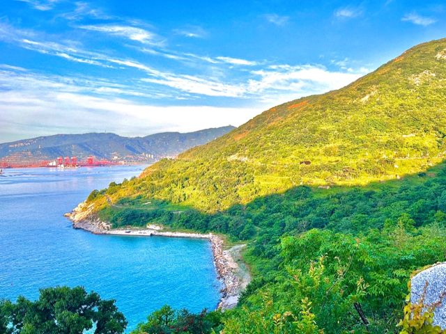 藍天白雲下悠閒漁村⛵