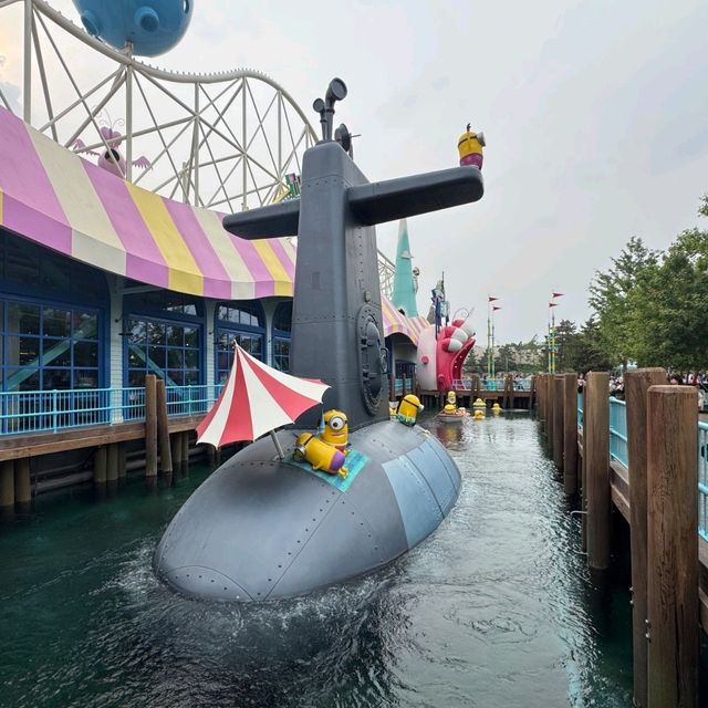 💛 “The Banana Icon: Minion Statue at Universal Studios Beijing” 💛 “The Banana Icon: Minion Statue at Universal Studios Beijing”