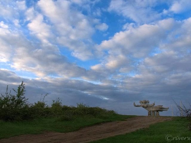 【ジョージア】丘の上に立つふしぎなモニュメント「Angel of Peace」