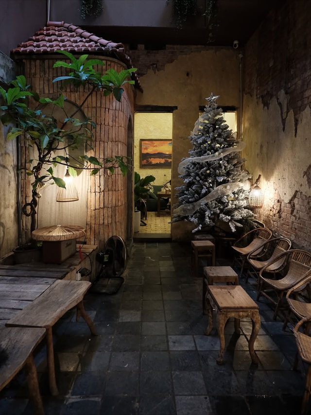 Tám Café – A 100-Year-Old House Turned Into a Calm Hideaway Tám Café – A 100-Year-Old House Turned Into a Calm Hideaway