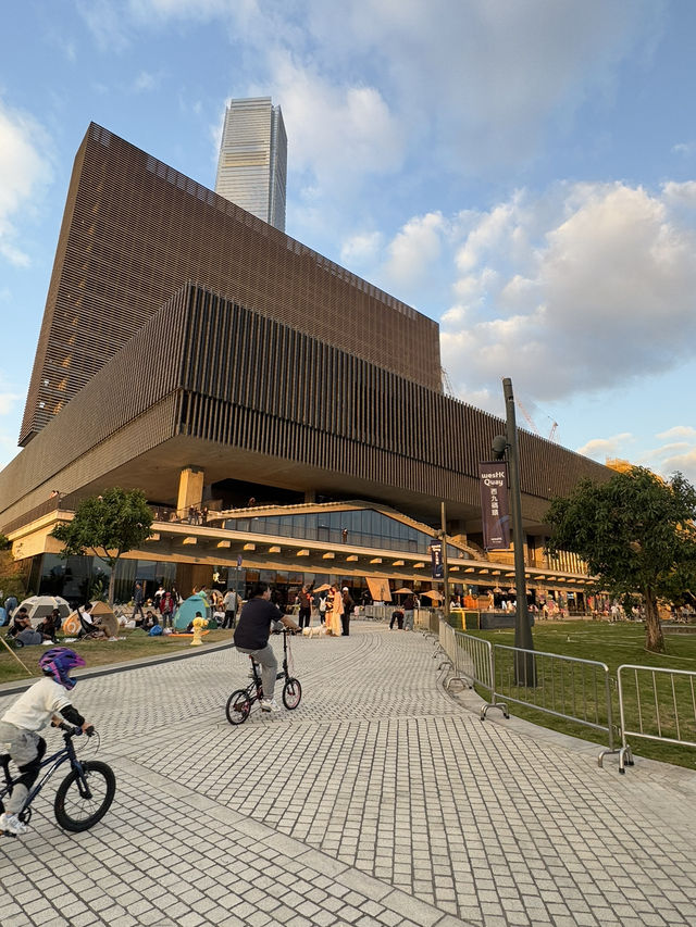 🌅 M+: จุดชมพระอาทิตย์ตกที่ปังที่สุดใน West Kowloo 🌅 M+: จุดชมพระอาทิตย์ตกที่ปังที่สุดใน West Kowloo