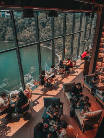 케니 힐스 베이커스, 선웨이 스퀘어 몰에서 신선한 빵과 캐주얼한 카페 분위기