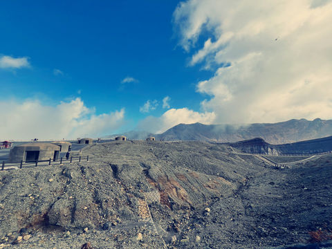 噴煙與熔岩間築起的生命線！阿蘇中岳火口：在圓形退避壕與荒蕪地景中，見證人類與地心能量的共生秩序 🌋
