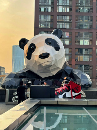 Gedung IFS telah mengambil foto panda 🐼, jadi kurasa aku sudah resmi tiba di Chengdu 😉