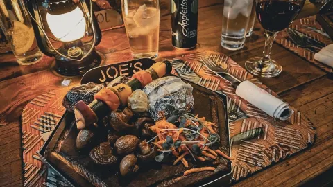 나미비아의 보석 같은 맛집 여행: 꼭 가봐야 할 유명 레스토랑 리뷰 🍴 — traveler post in 에른고