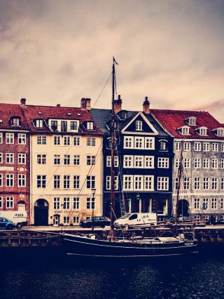  Hamlet’s Harbour & Herring Salad: Watching an England–Denmark Clash in a Seawall Tavern beneath Kro