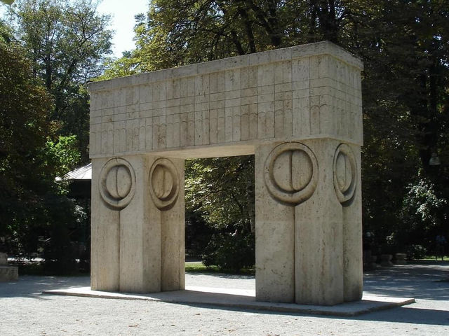 Gate of the Kiss by Constantin Brancusi 🇷🇴