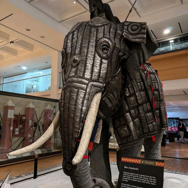 🏰 穿越歷史的武器時空！Leeds皇家軍械博物館的壯觀武器樓梯 🏰