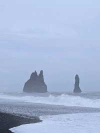 🌋 Reynisfjara Black Beach: Iceland's Dramatic Must-See! 🏖️⚠️