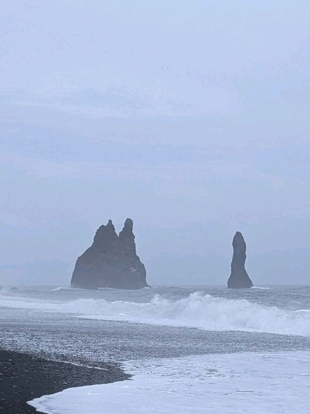 🌋 Reynisfjara Black Beach: Iceland's Dramatic Must-See! 🏖️⚠️
