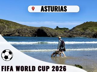 リャネス、バロ海岸でのサッカーの熱狂と美しい海岸線。