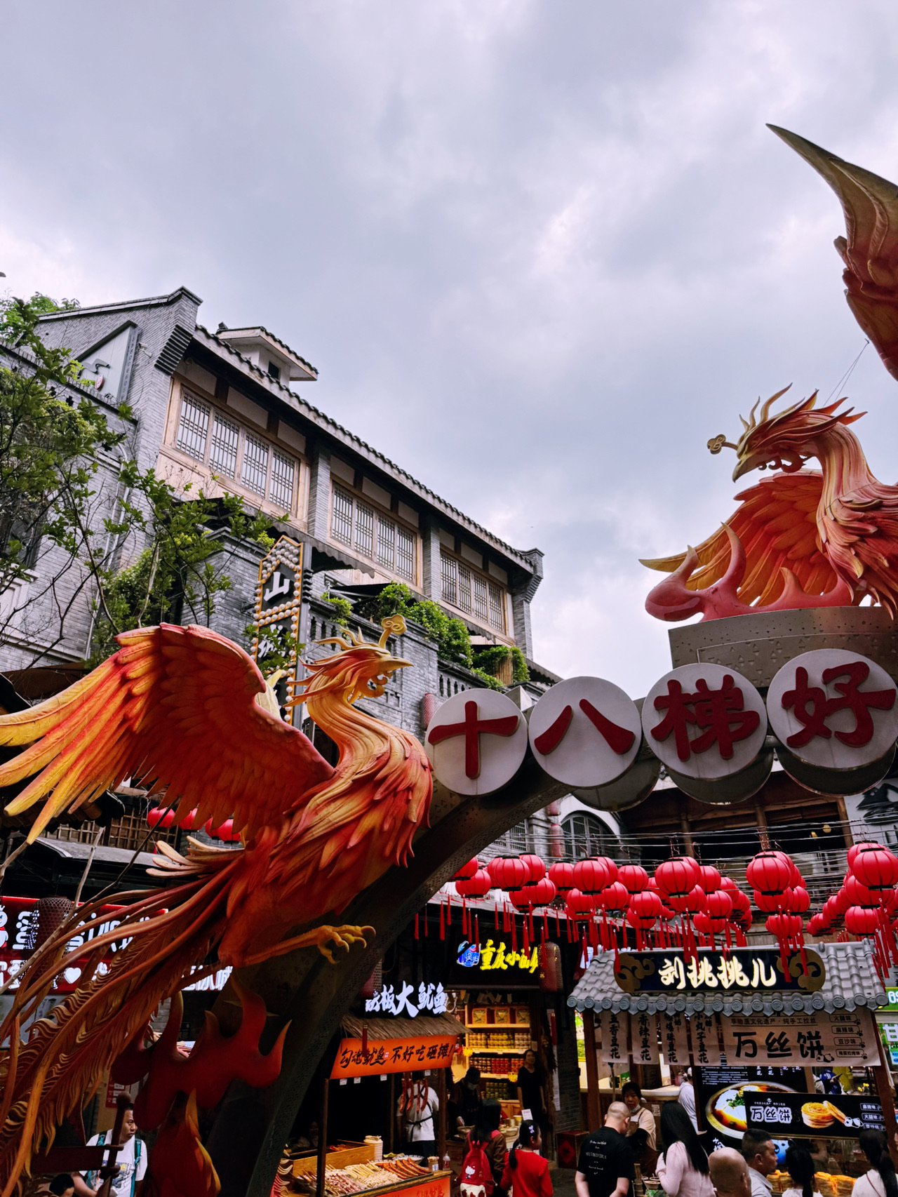 #souvenirguide 
🍦hello my travel stars ✨

If you think you’ve seen it all when it comes to travel souvenirs, let me transport you to Chongqing—the most mind-blowing, 3D cyberpunk city on Earth. Hanging out in the historic Shibati (Eighteen Steps) district, where ancient Chinese alleys literally sit underneath towering futuristic skyscrapers, I stumbled upon a total viral sensation.Say hello to 盅盅儿冰淇淋 (Zhongzhong'er Ice Cream)!This isn't just a dessert; it’s a brilliant piece of cultural art. The ice cream is served inside these incredibly cool, authentic, retro enamel mugs that look straight out of 1980s China. It’s pure nostalgia mixed with modern street food culture.But here is the absolute best part: you eat the delicious ice cream, and you get to keep the vintage mug as a souvenir! 
🎁It fits perfectly into the lifestyle concept I love—finding tasteful, meaningful things while traveling and bringing that global art vibe back home. Now, every time I look at this little enamel cup in my kitchen, I’m instantly reminded of the spicy food, the foggy rivers, and the wild, vertical streets of Chongqing.Forget boring magnets. This is how you bring a piece of a faraway world into your everyday life!💬 Would you travel to China just to explore a cyberpunk city? And more importantly—what’s your dream ice cream flavor? Let’s chat below!⬇️ 

📍 Traveler's Guide:Location: Shibati Traditional Culture Zone (十八梯), Chongqing, China.What to order: Look for the retro stall selling Zhongzhong'er Ice Cream (盅盅儿冰淇淋).
Pro-Tip: Keep the mug! Wash it out at your hotel, pack it safely, and you’ve got the coolest pen-holder or espresso cup ever.