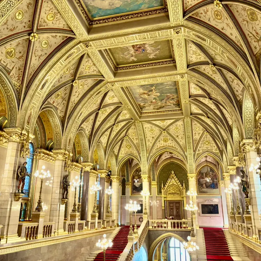 【匈牙利】多瑙河上的貴婦！直擊靚到絕嘅布達佩斯國會議事堂 🏛️✨