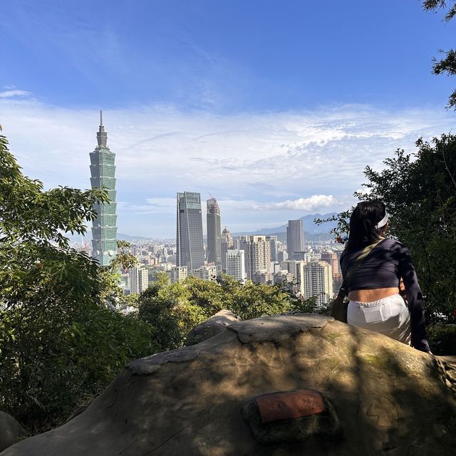 Stunning views of Taipei, elephant mountain. 