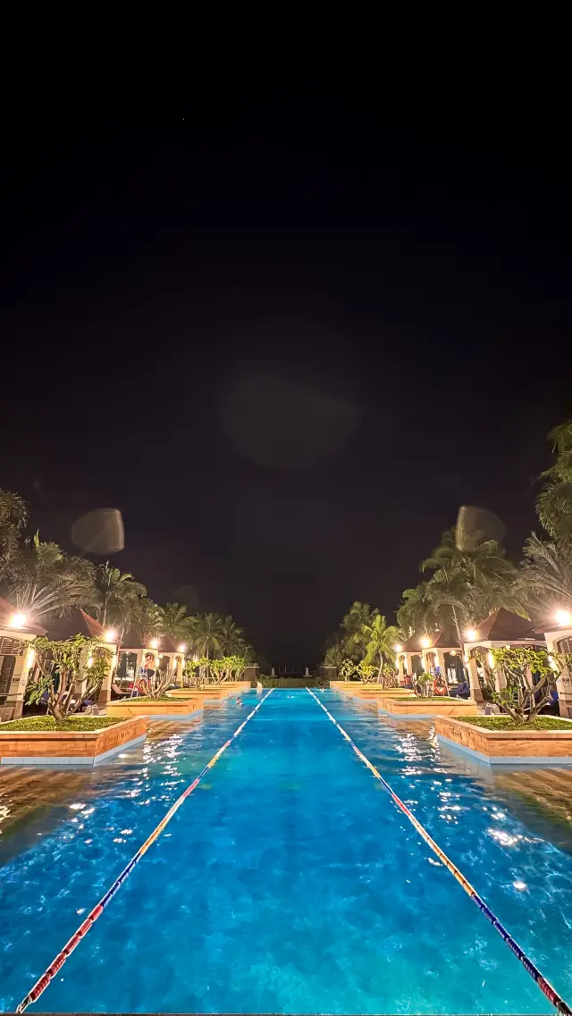 해안선에서 매혹적인 바다 경치를 자랑하는 서해안, 해변 수영장과 물놀이 가족 공원, 야자수 해변 휴가 호텔입니다