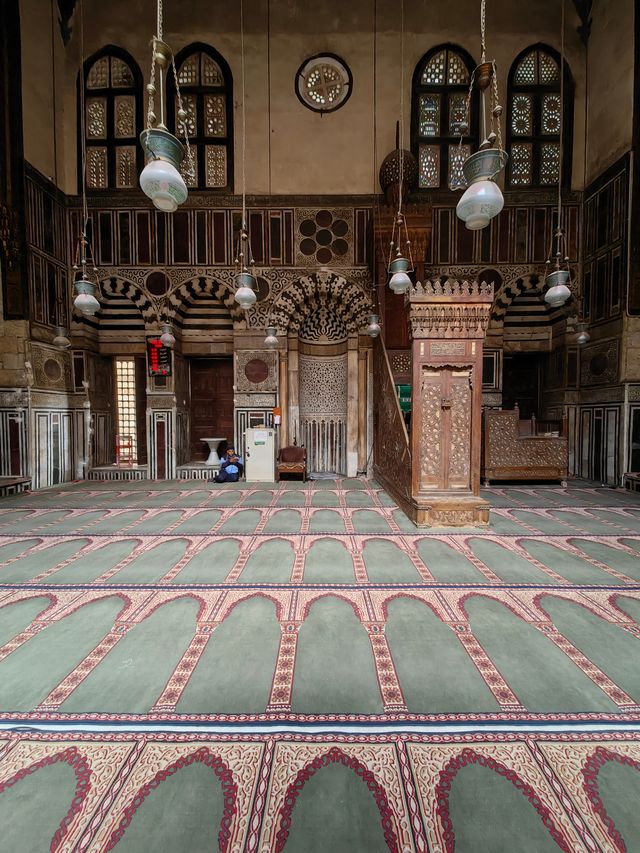 高里清真寺學院|盤踞在哈恩哈利利市場的中世紀巨構