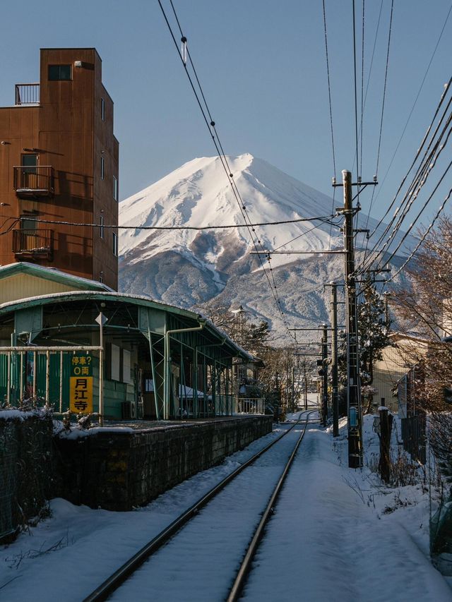 開往富士山的電車富士急行線視角看富士山