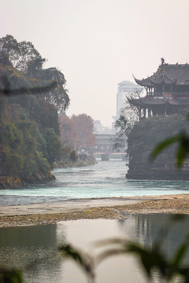 「問道青城山，拜水都江堰」！