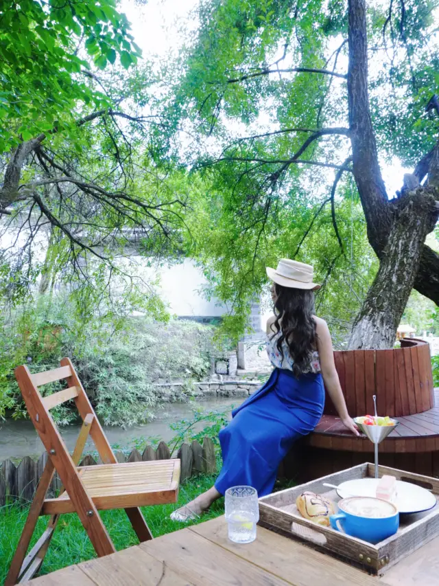 Lijiang Gathering Place offers beautiful landscapes, perfect for a peaceful retreat!