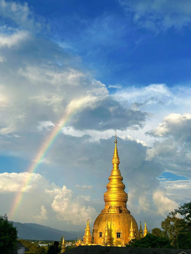 在瑞麗總佛寺看彩虹連接中緬邊境