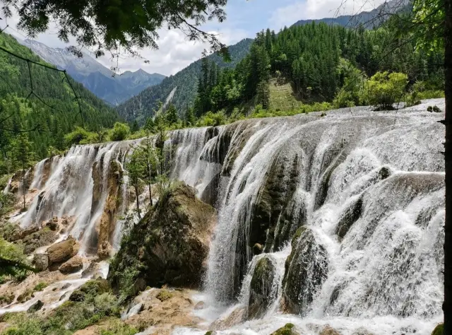 I'm not lying to you, Jiuzhaigou is the only scenic area in the country where the promotional images completely match the actual scenery