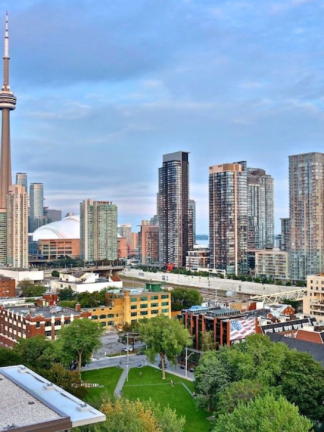 🌆✨ Toronto's Top Hotels: Views, Vibes & Vitality! 🏨🍁