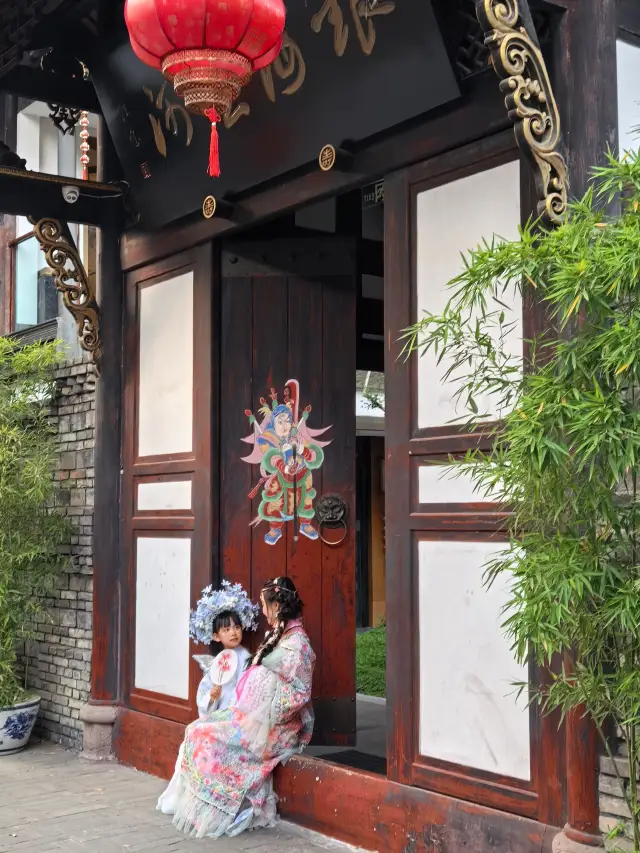 Don't just visit Jinli when you come to Chengdu! This place has an old-time charm with its time-honored establishments