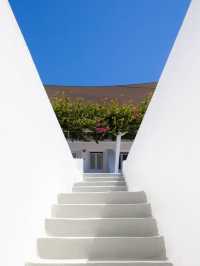 🌅 Santorini Stay: Sunset Views & Serenity 🏨
