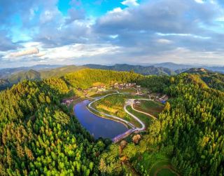 The only village in Fujian Province located in a volcanic crater, Cizhuyang, a volcanic treasure surrounded by lush bamboo forests
