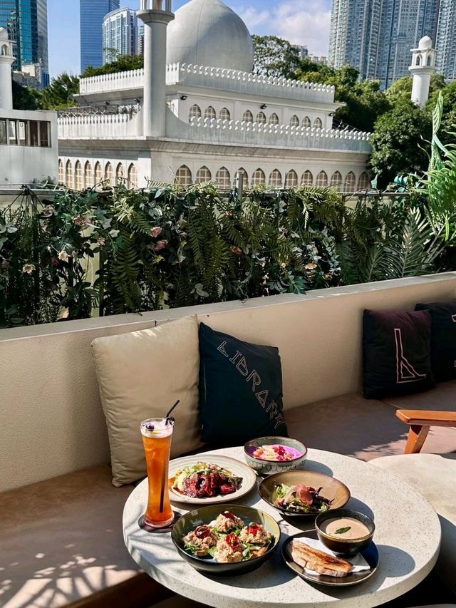 Week-end Vibes ❤️A terrace restaurant in Hong Kong
