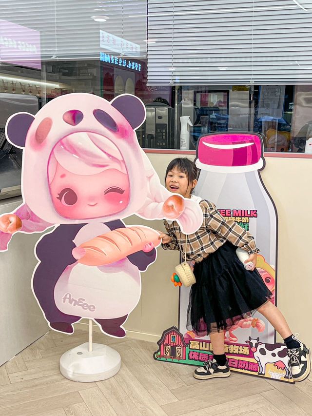 成都望平街首家自助牛奶烘焙店。