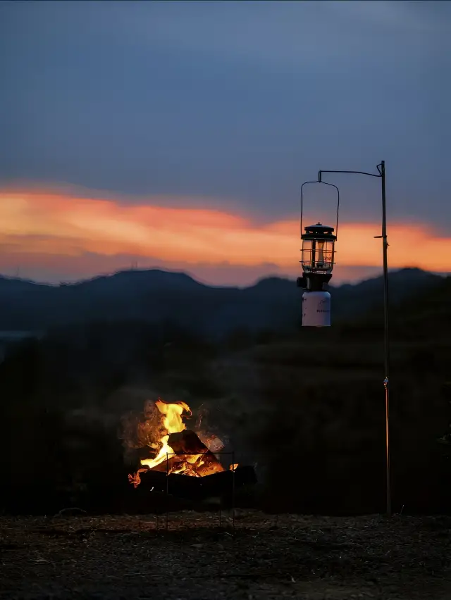 พระอาทิตย์ตกดิน ผ่าฟืนก่อไฟ