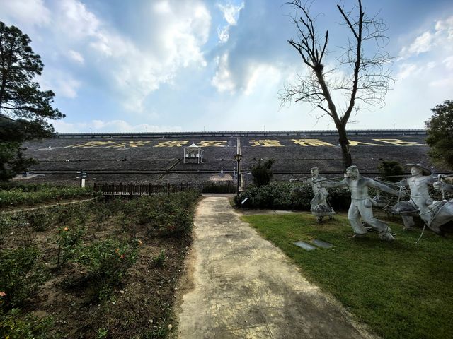 大壩建設者人物群雕。
