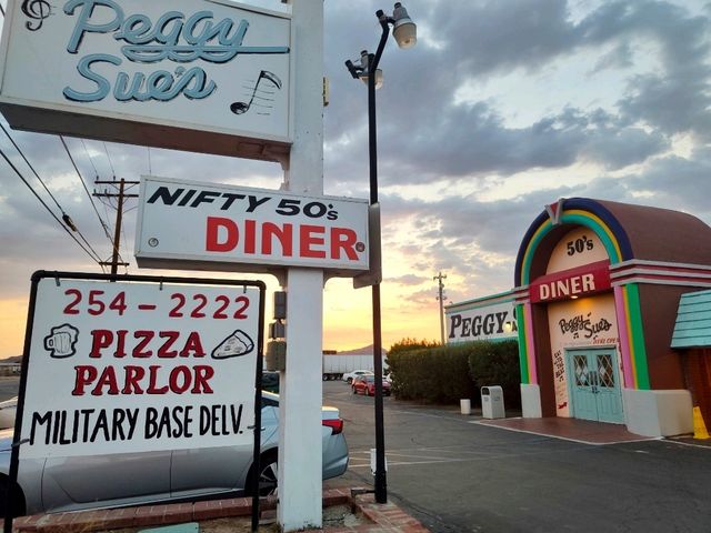 Peggy Sue's 50's Diner: A Nostalgic Stop in California 🍔🚗