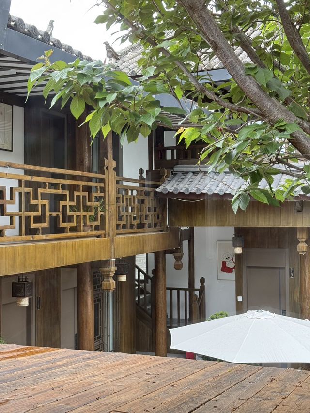 麗江C位！住進鮮花庭院慢時光